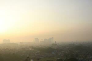 el ver de el amanecer en el medio de el ciudad visto desde encima foto