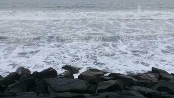 ver de el olas y rocas en el playa foto