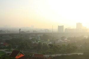 el ver de el amanecer en el medio de el ciudad visto desde encima foto