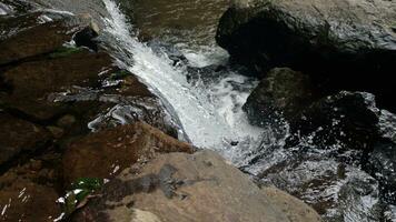 de cerca ver de claro agua cascada abajo río rocas foto