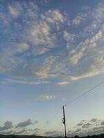 ver de un claro cielo lleno con nubes foto