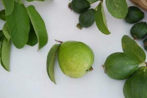 Fresco guayaba Fruta en un cesta en blanco antecedentes. selectivo enfocar. foto