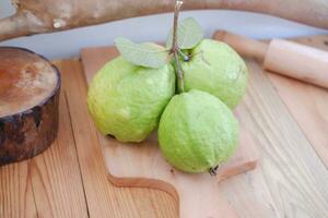 guayaba Fruta en madera antecedentes foto