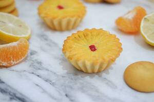 limón tartaletas con Fresco limones y mandarinas foto