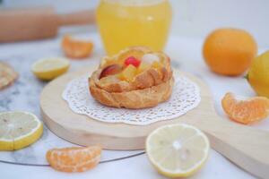 hecho en casa limón tarta con Fresco Fruta y naranja jugo en blanco antecedentes foto