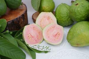 Fresco guayaba Fruta con verde hojas en blanco fondo, tailandia foto