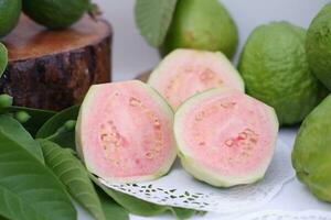 Fresco guayaba Fruta con verde hojas en blanco fondo, tailandia foto