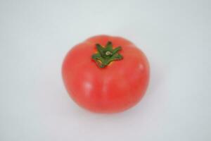 tomate en un blanco fondo, de cerca, aislado. foto
