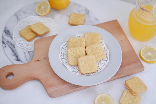 crujiente galletas y limón jugo en un blanco antecedentes. foto