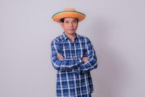 asiático granjero vistiendo a rayas camisa foto