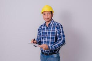 asiático ingeniero en a rayas camisa en blanco antecedentes foto