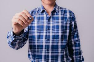 asiático ingeniero en a rayas camisa en blanco antecedentes foto