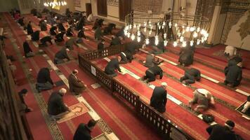 Schleimbeutel, Truthahn, 2023 - - Menge von Muslim Menschen beten im Schleimbeutel großartig ulu Moschee. video