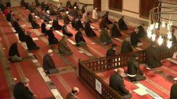 bursa, Kalkon, 2023 - folkmassan av muslim människor bön- i bursa stor ulu moskén. video