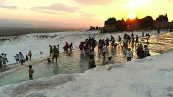 Besucher und Tourist Menschen Spaziergänge Pamukkales Kalzium Karbonat Travertine beim Sonnenuntergang video