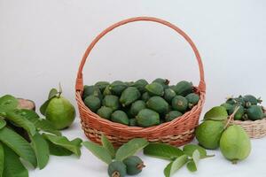 guayaba Fruta en cesta en blanco antecedentes foto