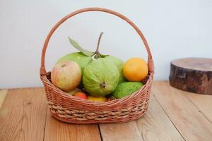 guayaba Fruta en cesta en madera mesa fondo, sano comida foto
