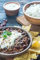 cuenco de chile estafa carne con blanco arroz foto