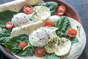 tortilla emparedados con escalfado huevos foto