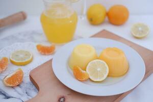 naranja jalea con Fresco limón y naranja jugo en un blanco antecedentes. foto