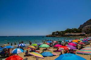 l playa paisaje en calpe, España en un verano soleado fiesta día foto