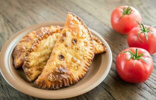 empanadas de carne en el fondo de madera foto