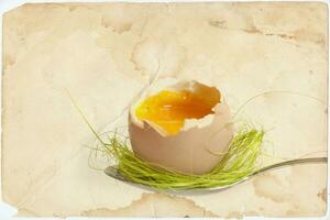Pascua de Resurrección fiesta huevos en el cuchillería en el antecedentes de antiguo papel foto