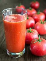jugo de tomate con tomates frescos foto