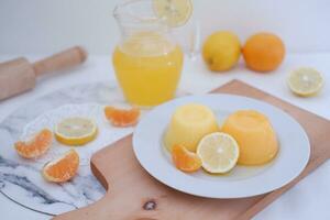 naranja jalea con Fresco limón y naranja jugo en un blanco antecedentes. foto