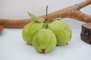 Fruta de guayaba sobre fondo blanco. foto