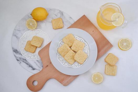crujiente galletas y limón jugo en un blanco antecedentes. foto
