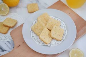 crujiente galletas y limón jugo en un blanco antecedentes. foto