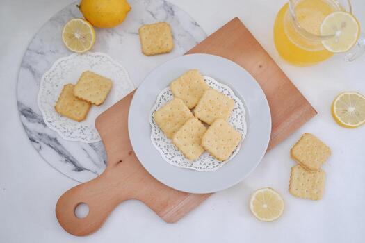 crujiente galletas y limón jugo en un blanco antecedentes. foto