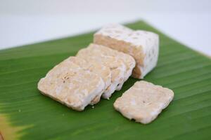 Tempe Slices With Foliage Decoration photo