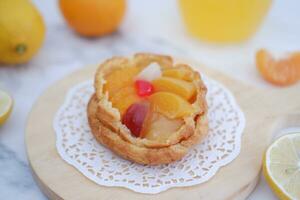 hecho en casa limón tarta con Fresco Fruta y naranja jugo en blanco antecedentes foto