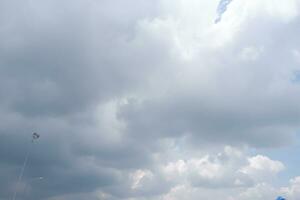 cielo azul con fondo de nubes blancas foto