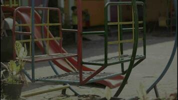 magelang Indonesië 08 05 2023-meisjes spelen Aan schommels buiten na afwerking school, video