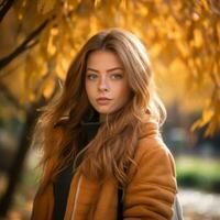 hermosa mujer en naranja chaqueta posando en frente de otoño arboles generativo ai foto