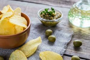 patata papas fritas con aceituna tapenade foto