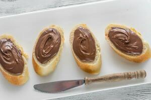 rebanadas de baguette con crema de chocolate foto