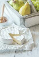 queso Camembert con peras y uva foto