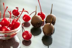 cerezas de chocolate y cóctel en el vaso foto