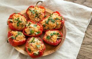 pimientos rojos rellenos con arroz blanco y queso foto