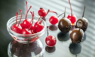 cerezas de chocolate y cóctel en el vaso foto