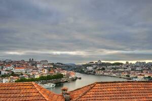 nublado Mañana terminado el douro río en Oporto, Portugal. foto