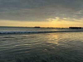 puesta de sol en la playa foto