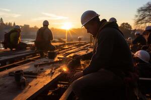 ingenieros vistiendo la seguridad cascos y trabajando a atardecer, generativo ai foto