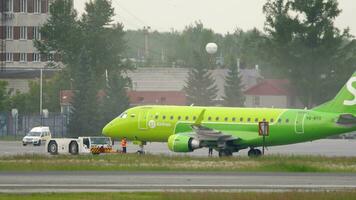 novosibirsk, federación rusa 10 de junio de 2020 - s7 airlines embraer 170 vq bys retrocediendo antes de la salida. aeropuerto de tolmachevo, novosibirsk video