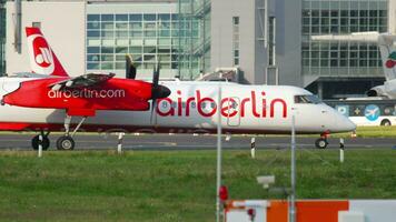 dusseldorf, alemanha, 23 de julho de 2017 - airberlin bombardier dash 8 q400 d abqb taxiando após pousar na pista no aeroporto de dusseldorf video