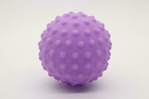 pequeño púrpura caucho pelota juguete foto